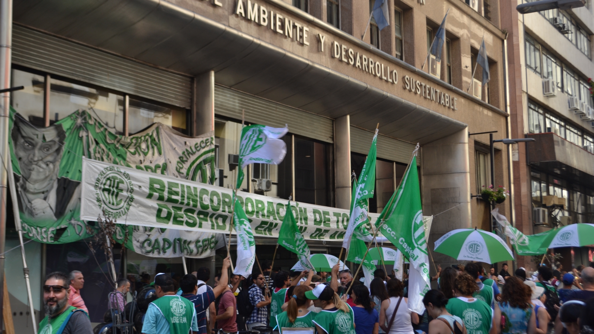 Permanencia pacífica en el Ministerio de Ambiente por los despidos